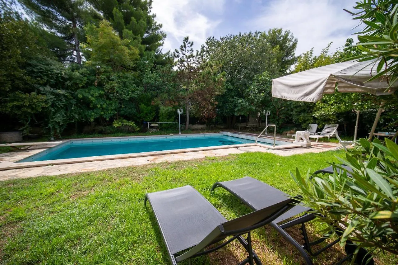 Appartements Tout Equipes Climatises Piscine Et Jardin Marseille France