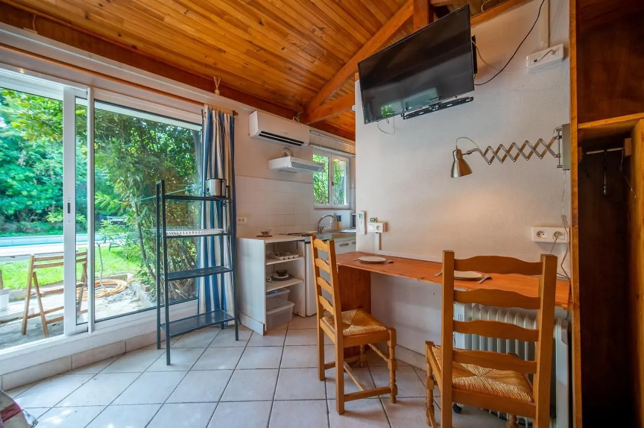 Appartements Tout Equipes Climatises Piscine Et Jardin Marseille 0*,  France